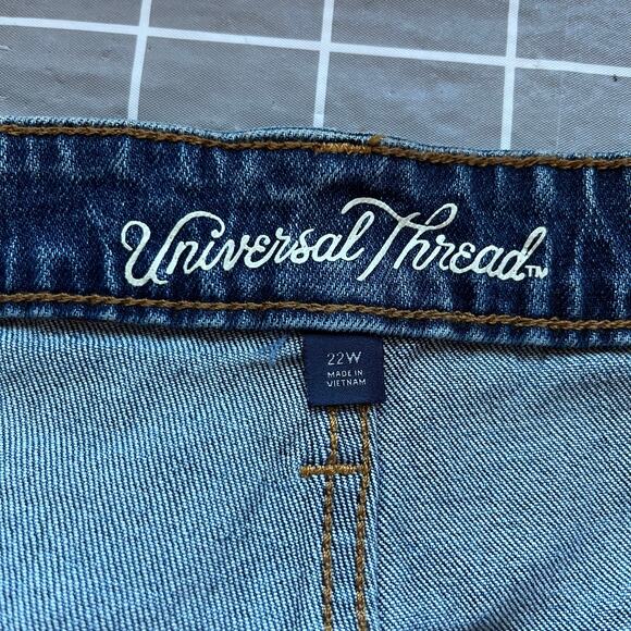 Universal Thread Medium Wash Distressed Cut Off Boyfriend Denim Shorts NWT 22W - Picture 3 of 13